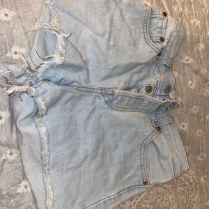Levi Wedgie Short size 25. light wash denim lightly distressed